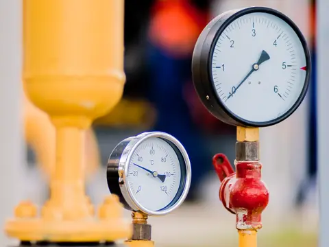 Pressure gauge on the process line