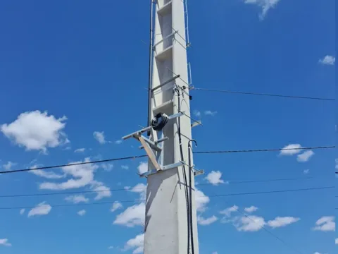 Antenna front on the pole